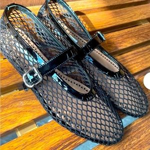 Mesh flat shoes.